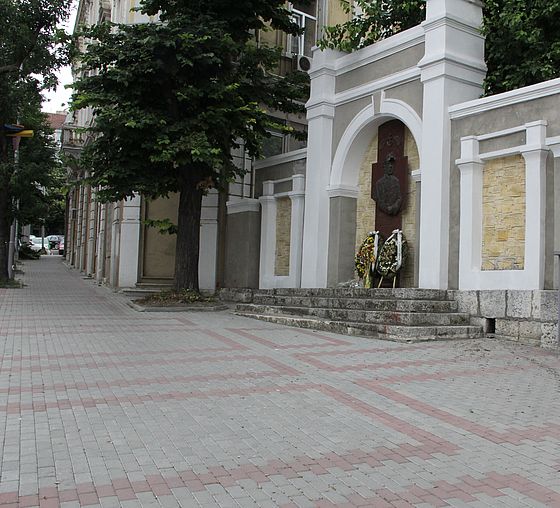 Мемориалната стена с барелеф на контраадмирал Иван Вариклечков във Варна, България