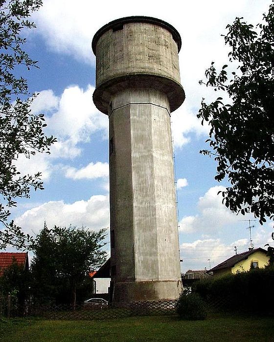 Wasserturm des Kriegsgefangenenlagers Marchtrenk, Oberösterreich, Österreich