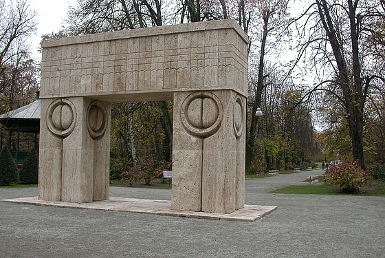 Ansamblul monumental ”Calea Eroilor” realizat de Constantin Brâncuşi,Târgu Jiu, Romania