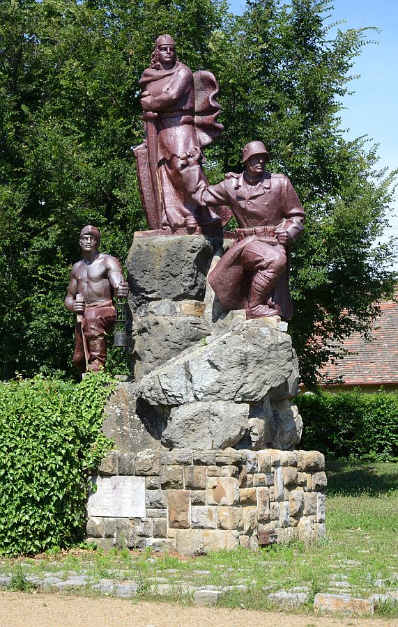 Miners Memorial - Hős&ouml;k square