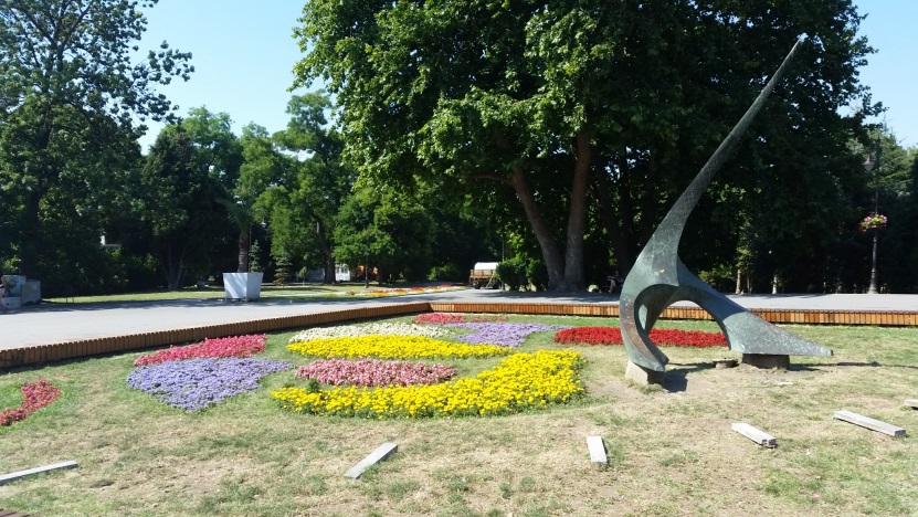 The Solar Watch, given to the Bulgarian Prince Ferdinand by an English nobleman, is located to the right of the entrance to the Sea Garden. It symboli-zes a flying swan, one of the animals that you can find in the cold winter and spring days, when everything is gone and awaits the arrival of summer, and with it the sleepless nights of joy and love. The words written around him: &quot;Let others talk about the wind and the storms, I will only measure your sunshine hours.&quot;